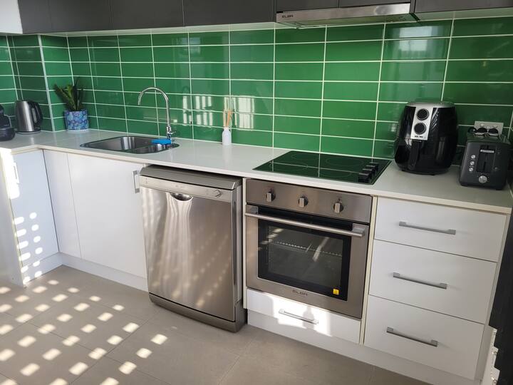 Modern Convenient Apartment. - St Albans, Australia