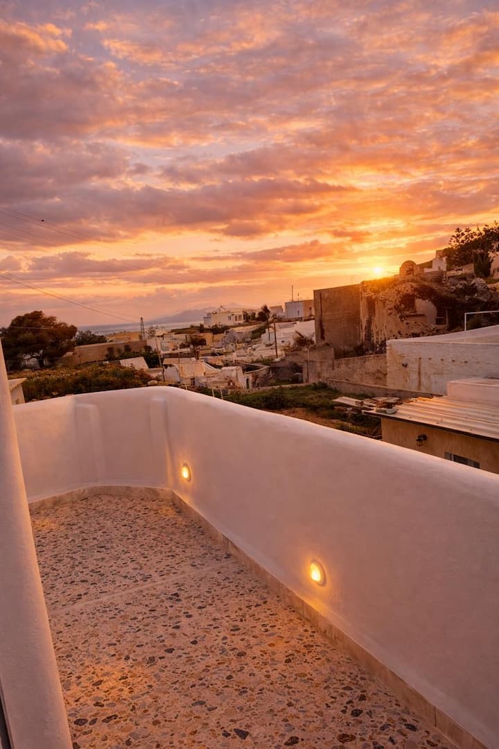 Dauti Central Suites - Triple Room - Santorini