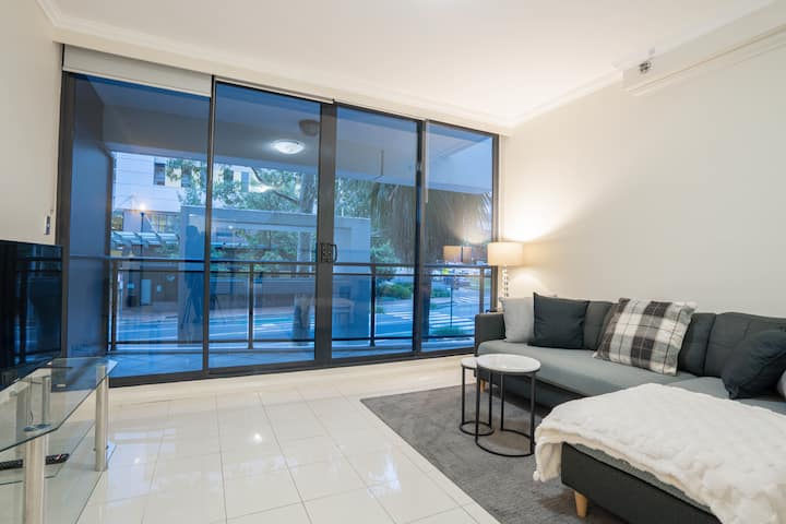 Oversized Studio | Steps To Rnsh & Rail - North Sydney