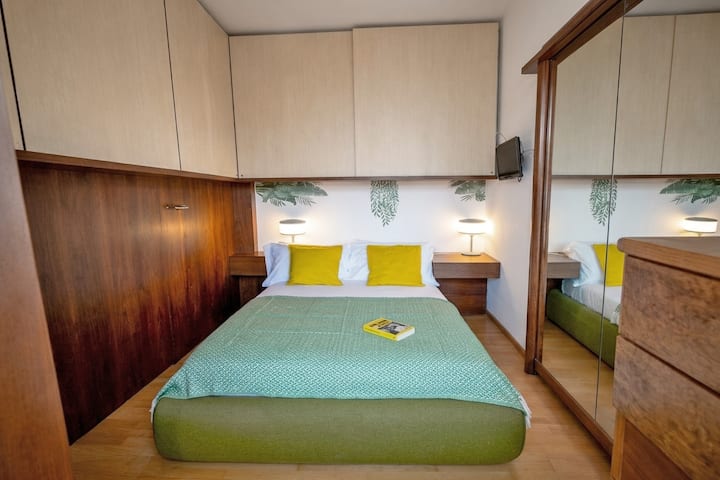 Camera matrimoniale con letto 140x200 cm e bagno en suite