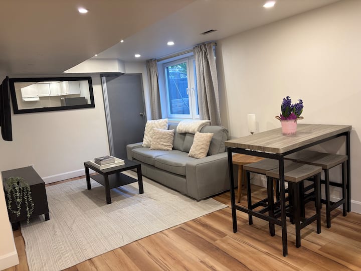 Modern 1br+den Suite Near Airport, Go & Downtown. - Toronto