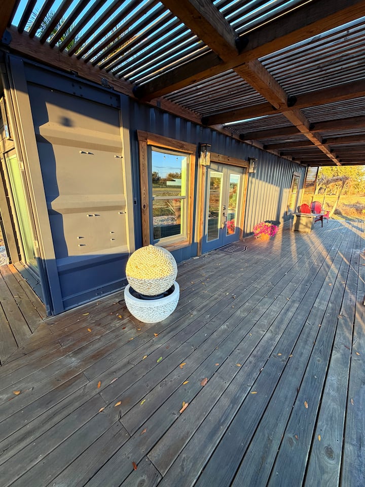 The Oasis Retreat - Shipping containers for Rent in Bradenton