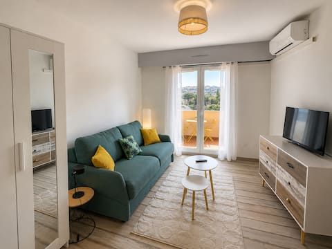 Successful Airbnb property: Lovely studio with balcony - central location in Cavalaire Sur Mer