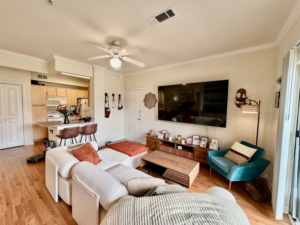 Urban Jungle Retreat w/ Balcony and King Bed