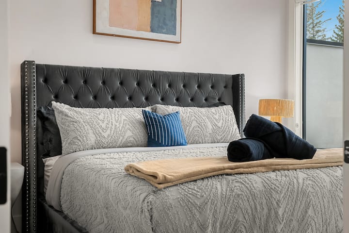 Bright Stylish 3br | Ac | Sleeps 5 | 13 Mins To Dt - Calgary