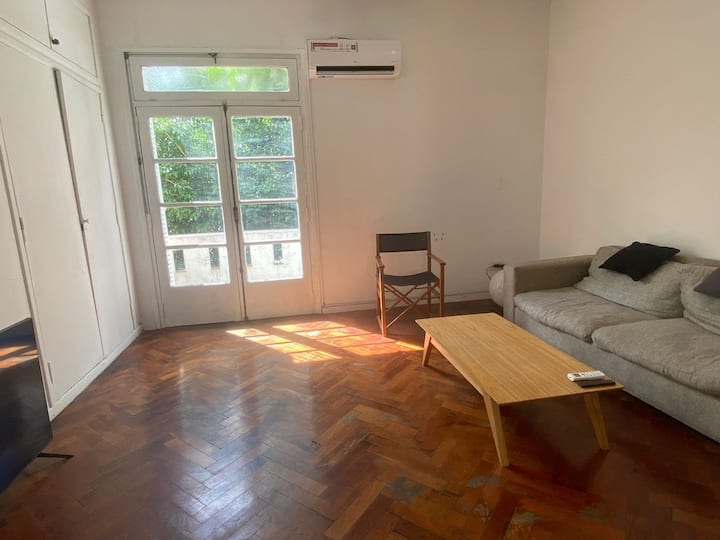 Three-room apartment in Belgrano with balcony and studio