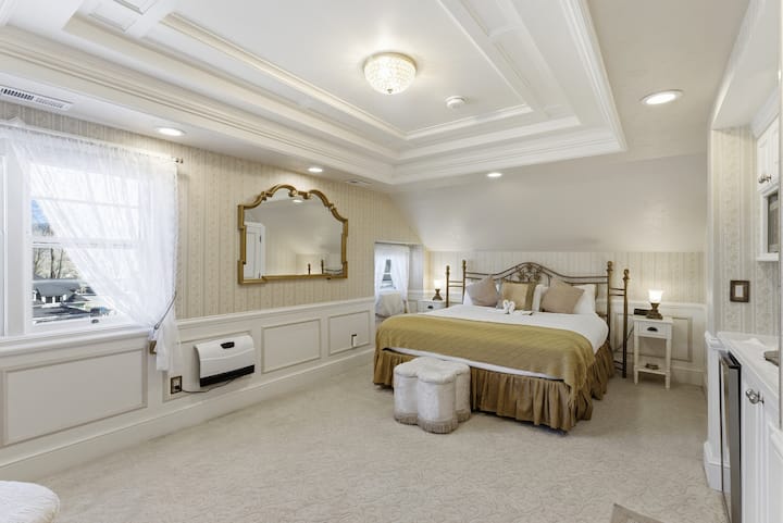 Senator Suite | Large Room W King Bed & Jetted Spa - Midway, UT