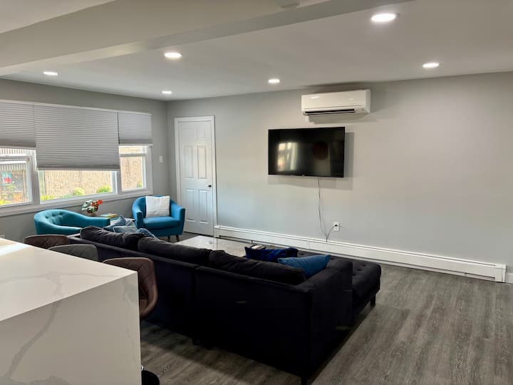 Upscale 2 Bedroom Close To Niagara Falls! - Niagara Falls