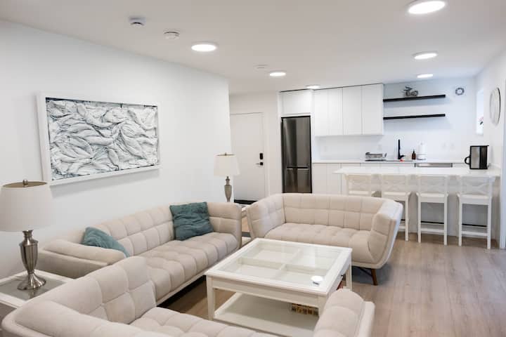Brand-new Modern 2 Bedroom Basement Suite - 코퀴틀럼