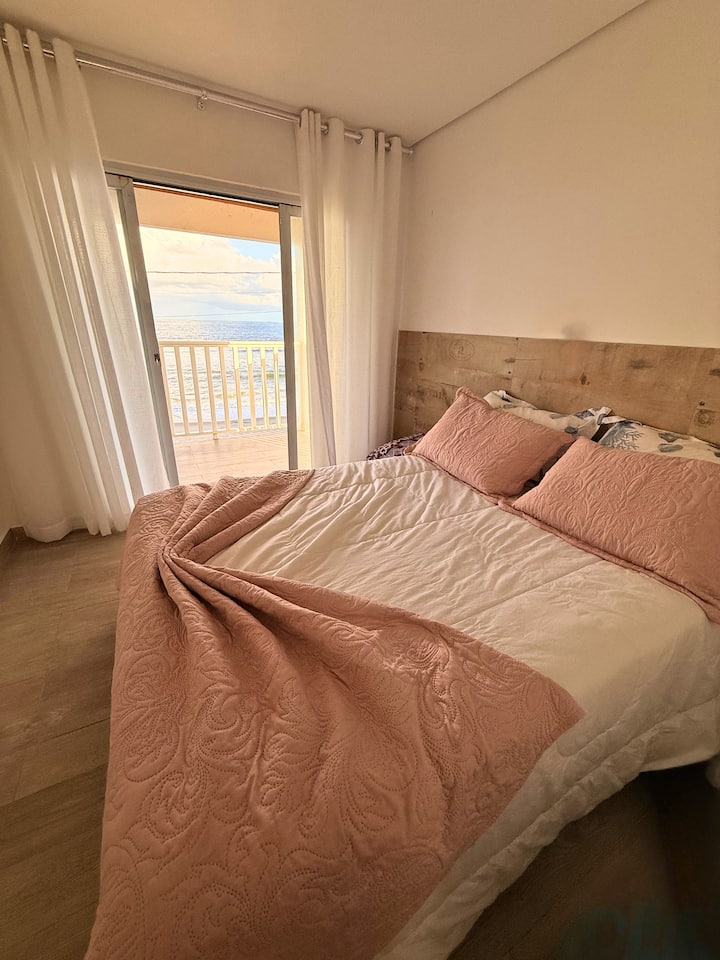 Veľký apartmán s balkónom. 
Vďaka panoramatickému výhľadu a západu slnka ponúka jedinečný zážitok z pobytu pri mori. Pohodlná posteľ, biely vozík/bavlna, vlastná kúpeľňa. Presvetlené a exkluzívne prostredie.