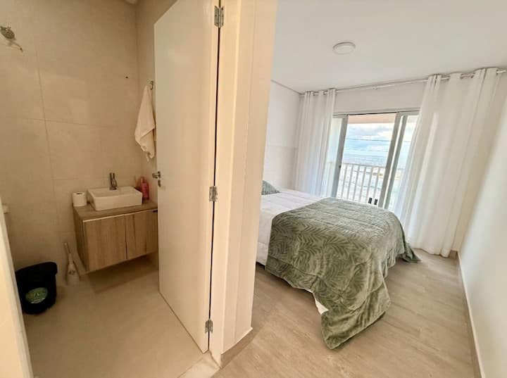 Veľký apartmán s balkónom. 
Vďaka panoramatickému výhľadu a západu slnka ponúka jedinečný zážitok z pobytu pri mori. Pohodlná posteľ, biely vozík/bavlna, vlastná kúpeľňa. Presvetlené a exkluzívne prostredie.