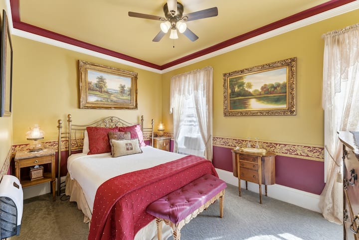 Gold Room | Classic Victorian Charm, Great Value - Midway, UT