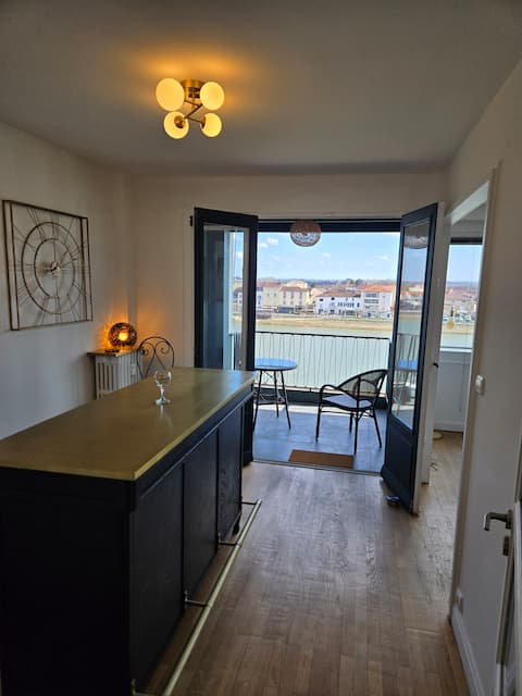 Airbnb performant: Spacious apartment with beautiful view of Quai à Mâcon