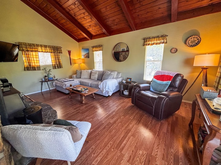 Mountain Shadow Cabin | Mini Golf | Cozy Retreat - Kernville, CA