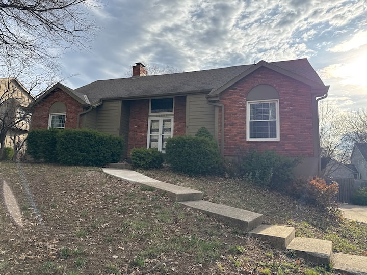 Large Family Home In A Lovely Neighborhood. - Kansas City, MO