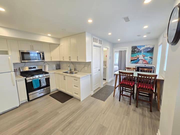 Stylish Sun-filled 2br @ Long Branch Go Station - Lakeshore
