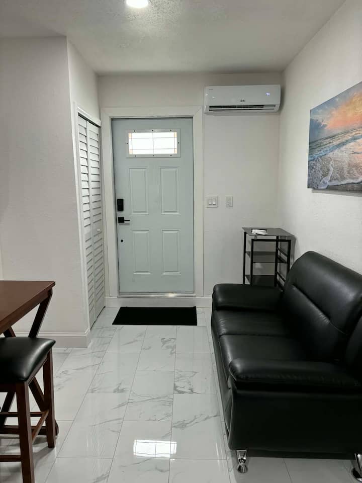 Cozy Studio Apartment - Lakeland, FL