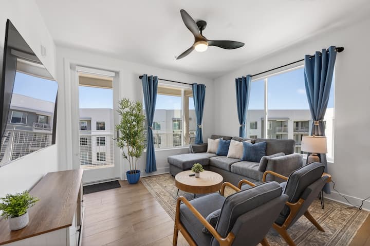 3br Penthouse, Pool, Spa. Gym, Gameroom, & Parking - San Diego, CA