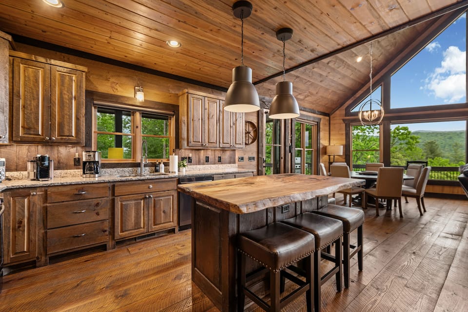 A ridge-top mountain cabin with a treehouse, Blue Ridge, Georgia, United States, photo 3 of 10
