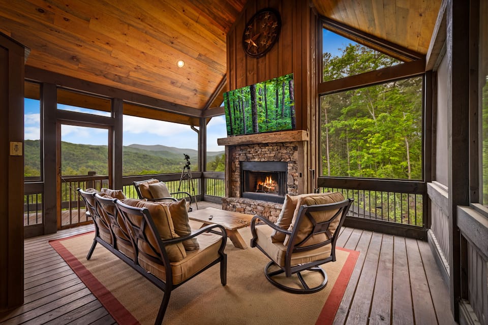 A ridge-top mountain cabin with a treehouse, Blue Ridge, Georgia, United States, photo 5 of 10
