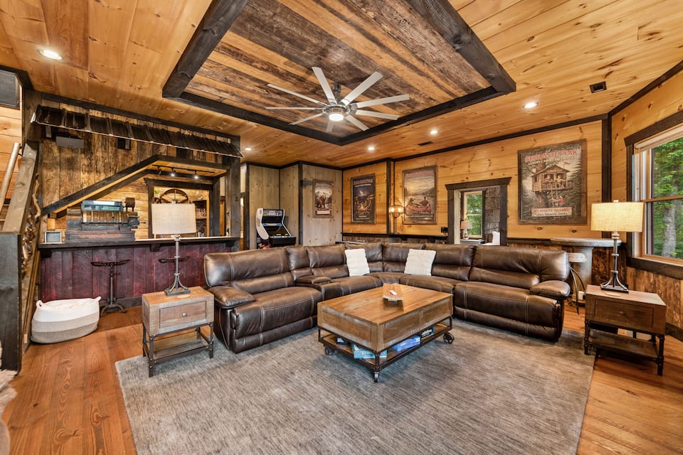 A ridge-top mountain cabin with a treehouse, Blue Ridge, Georgia, United States, photo 7 of 10