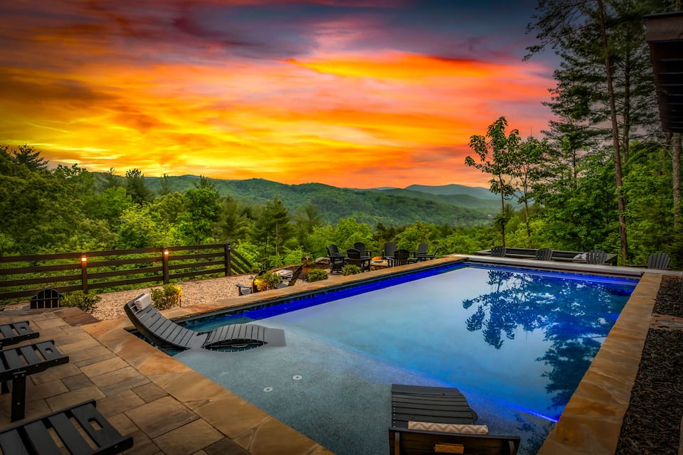 A ridge-top mountain cabin with a treehouse, Blue Ridge, Georgia, United States, photo 9 of 10