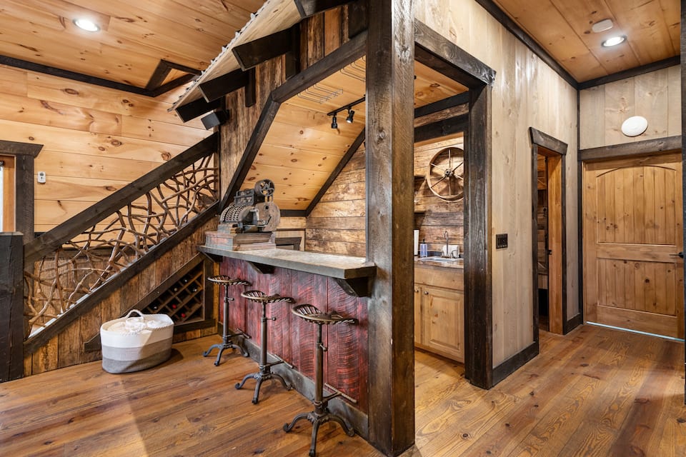 A ridge-top mountain cabin with a treehouse, Blue Ridge, Georgia, United States, photo 2 of 10