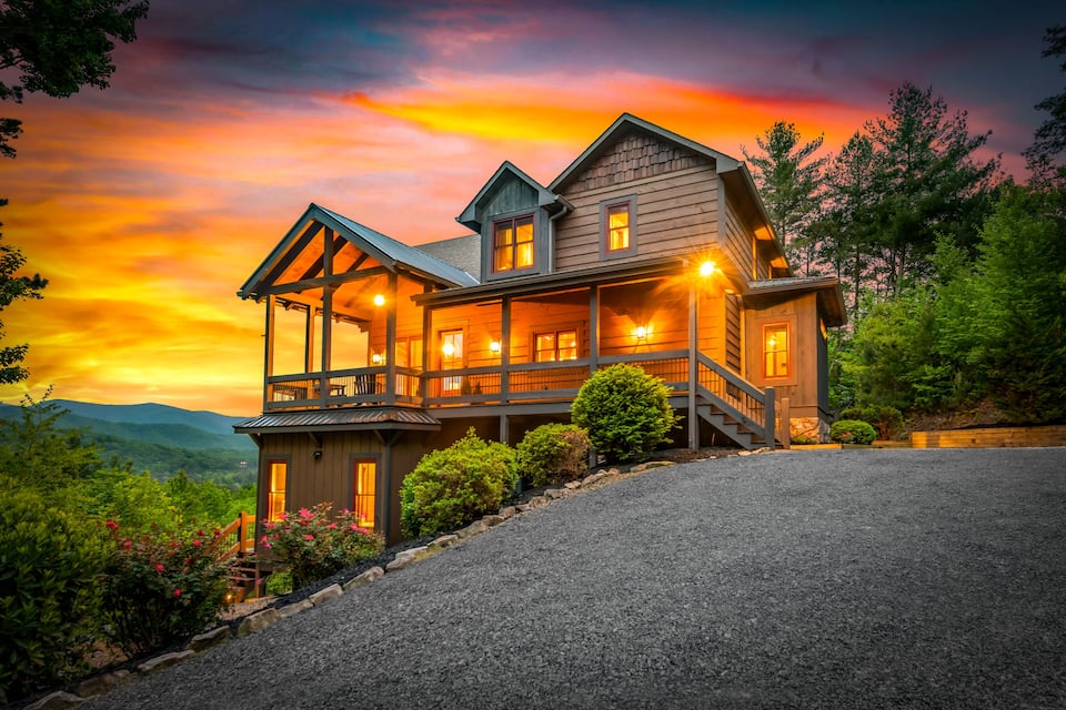 A ridge-top mountain cabin with a treehouse, Blue Ridge, Georgia, United States, photo 1 of 10