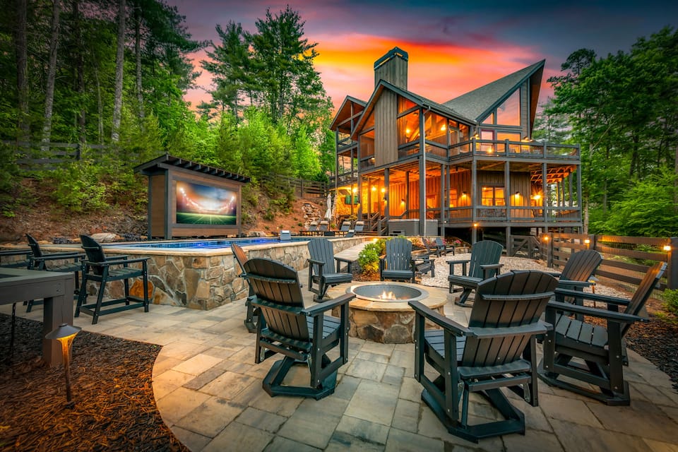 A ridge-top mountain cabin with a treehouse, Blue Ridge, Georgia, United States, photo 8 of 10