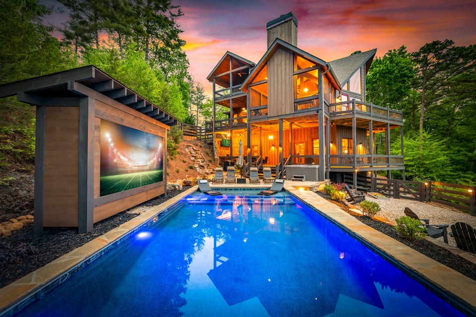 A ridge-top mountain cabin with a treehouse, Blue Ridge, Georgia, United States, photo 4 of 10