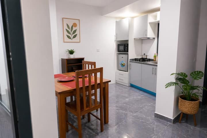 Modern Apartment Near Airport | Patio & Wi-fi - Praia