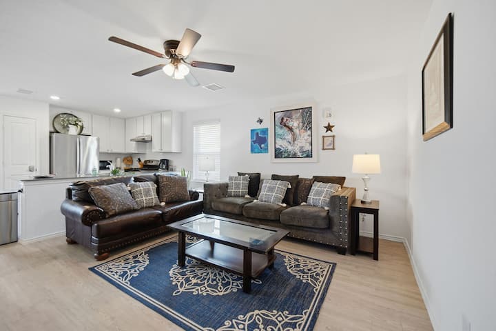 Modern 3br Retreat On Outskirts Of Cc Southside - Corpus Christi, TX