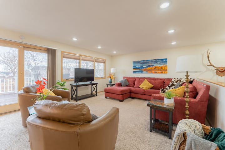 Basecamp 6 Bd - Hot Tub, Deck, Garage - Lander, WY