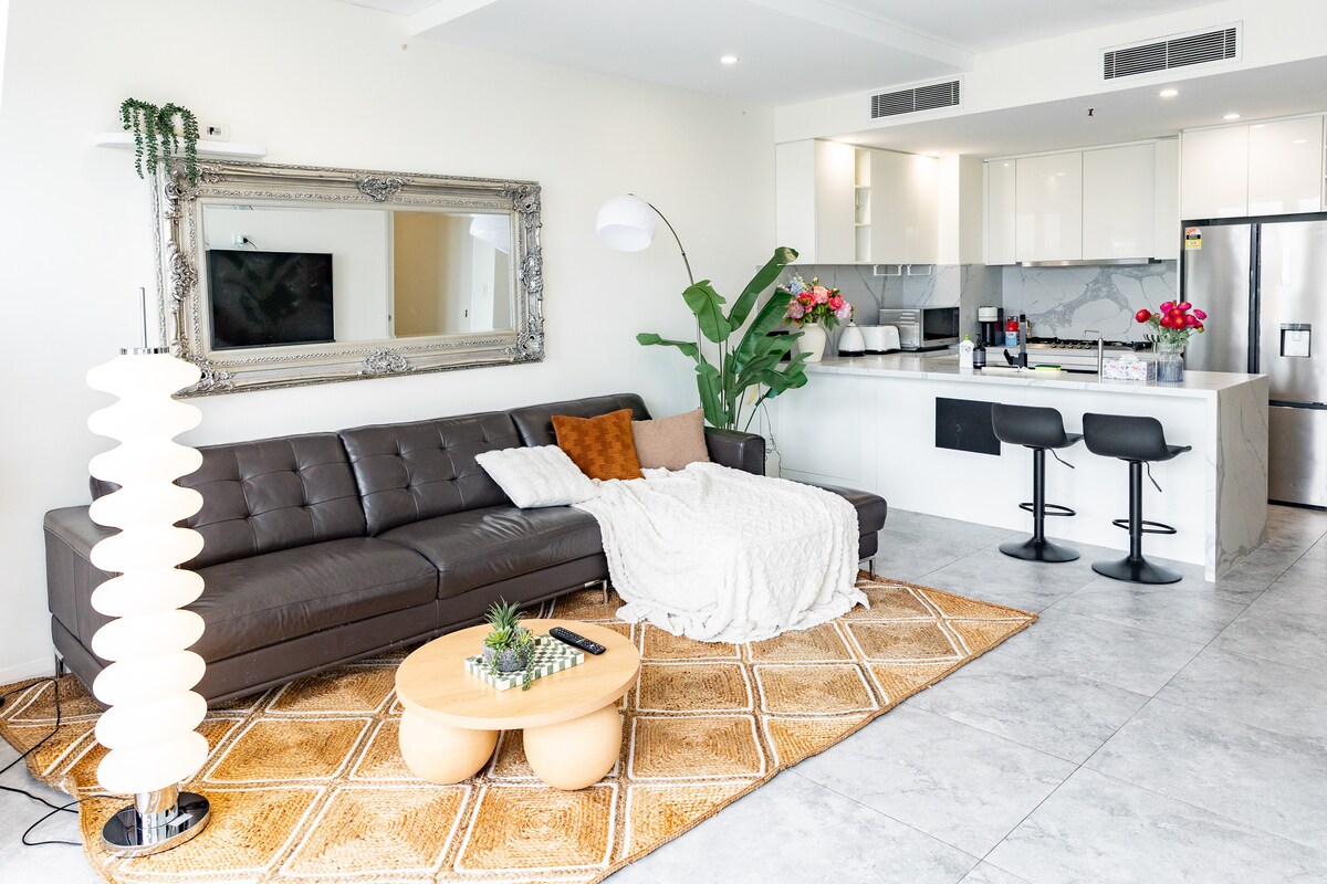 Top performing Airbnb: CBD Gem Near Central Station |2 Free Parking Spots in Haymarket