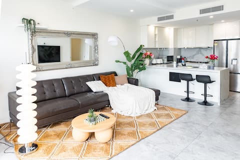 Top performing Airbnb: CBD Gem Near Central Station |2 Free Parking Spots in Haymarket