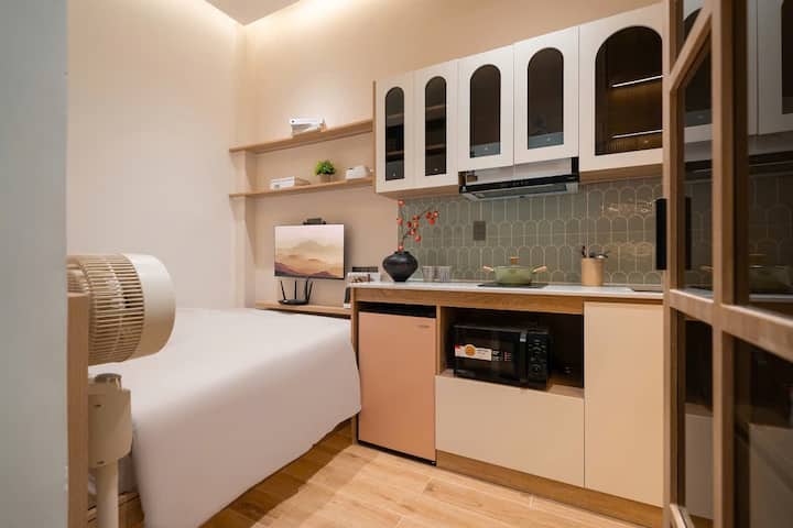 Workspace evidence from Modern&cozy APT w kitchen in D3/wifi free/youtube
