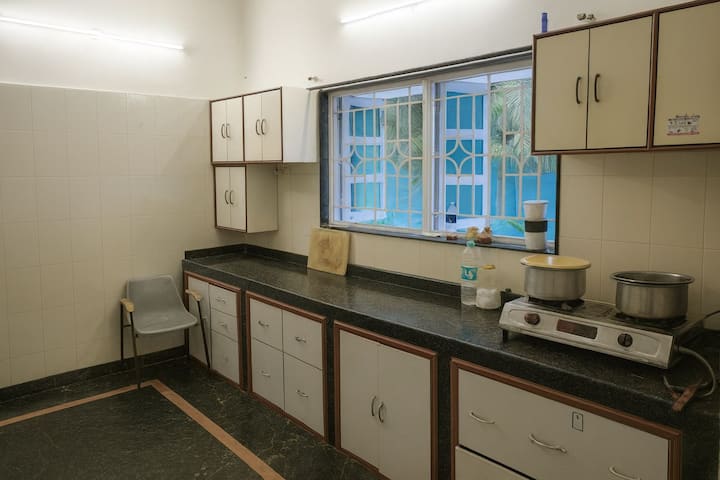 Full kitchen image 1