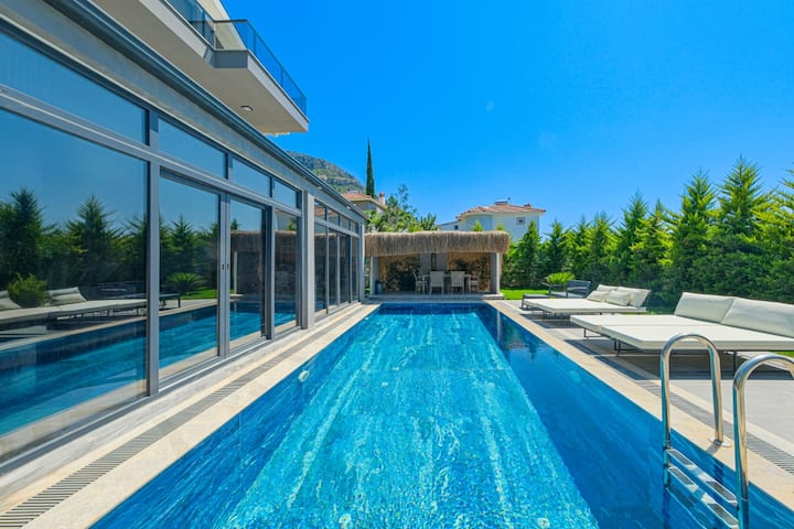 ÖLüdeniz'de Merkeze Yakın 6 Kişilik Jakuzili Villa - Hisarönü