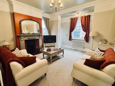 Popular Airbnb listing: Moody House | 2-Bed Flat & Courtyard | Town Centre in Cheshire