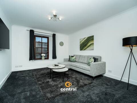 Successful Airbnb property: 2 Bedroom - Modern - Free Parking - 2 Double Beds in Coldside