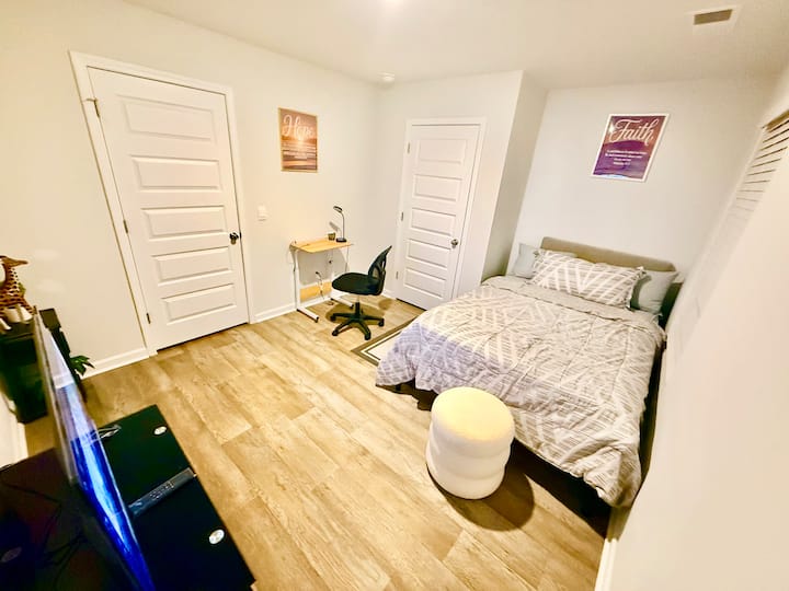 Simple Roadtrip Stop & Sleep Room - Richmond Hill, GA