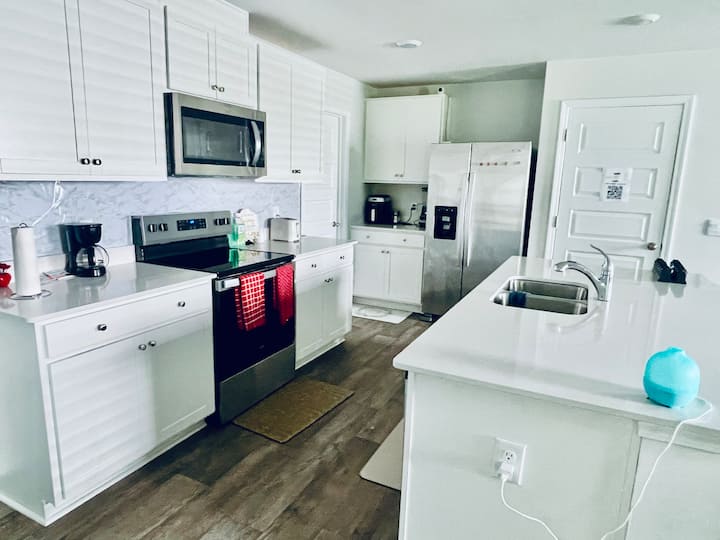 Simple Roadtrip Stop & Sleep Room - Richmond Hill, GA
