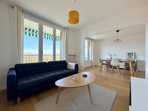 Top Airbnb: Croix-Rousse apartment, quiet, magnificent view in Caluire Et Cuire