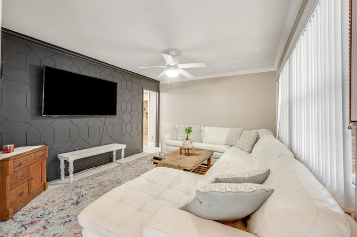 Habitación espaciosa para simplemente relajarse y ver la TV. 