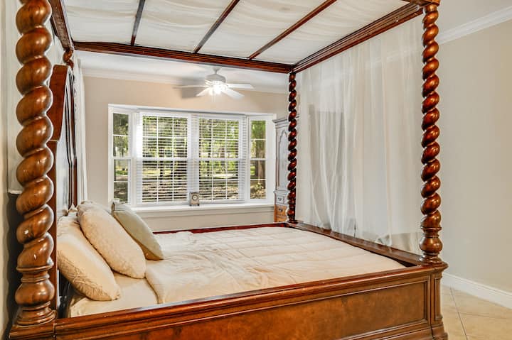 Cama tamaño king grande y vista a la ventana que da a la parte delantera de la casa. 