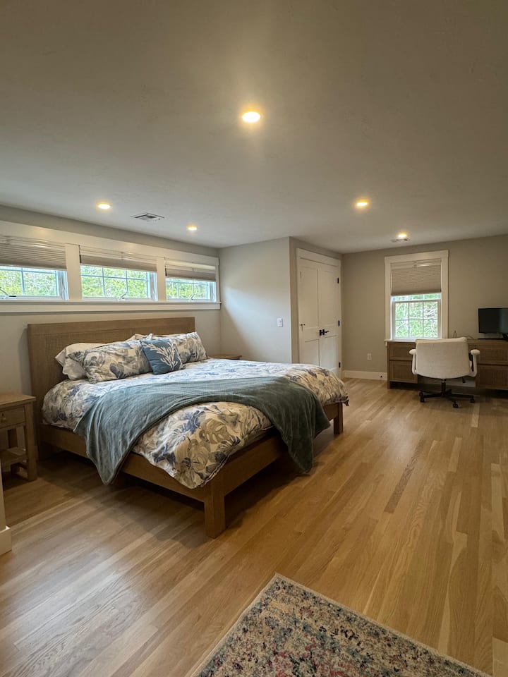 Chambre avec lit « king size », bureau et canapé-lit grand format