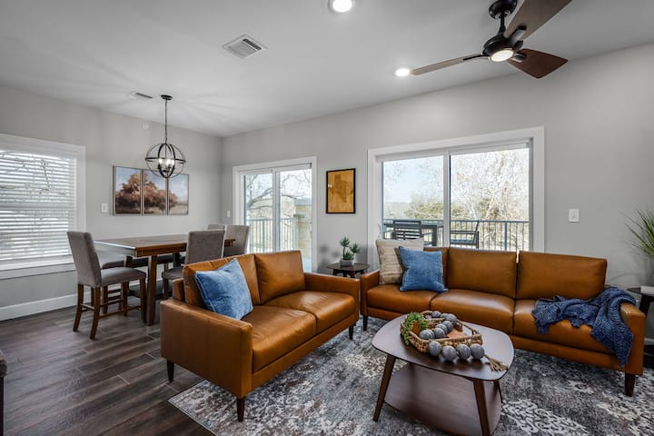Walk To Gruene | Sleeps 8 | Private River Access - New Braunfels, TX