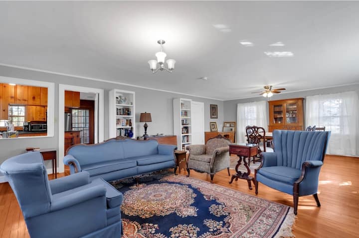 The Country House - Chapel Hill, TN
