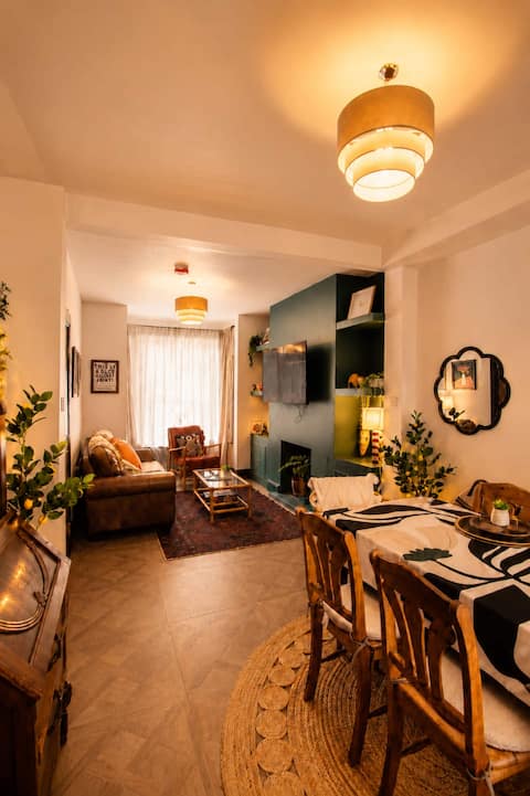 Top Airbnb: Wee Vintage Pad - 4 BR Ormeau Rd. Near City Ctr in Central