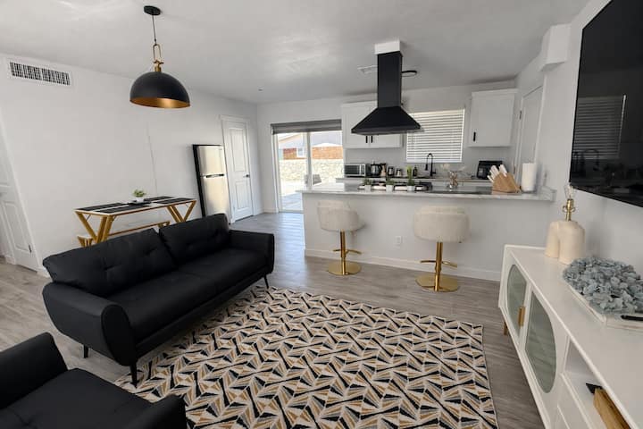 Modern 2br Duplex-king Bed • Smart Tvs • W/d - North Hills - El Paso